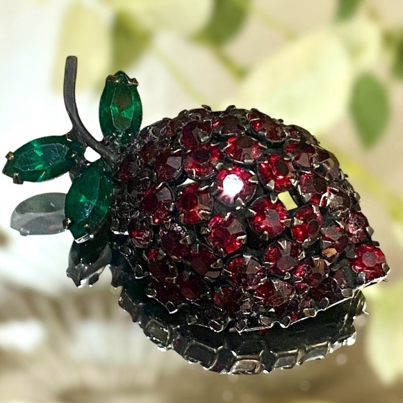 Vintage Estate Warner Ruby Red Rhinestone Brooch Japanned Black Strawberry - Picture 1 of 6